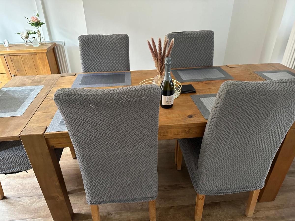 Watford Road House Holiday home *