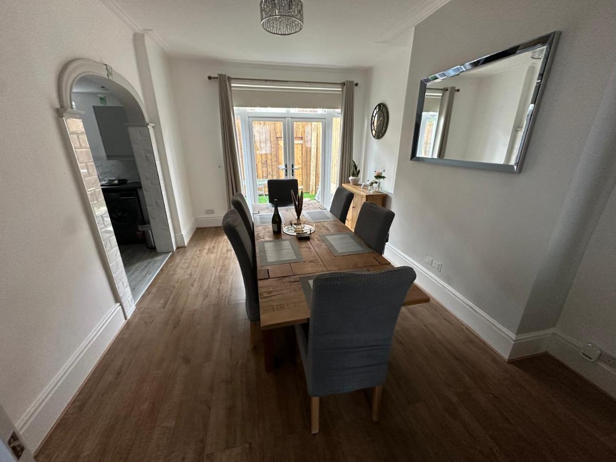 Watford Road House Holiday home